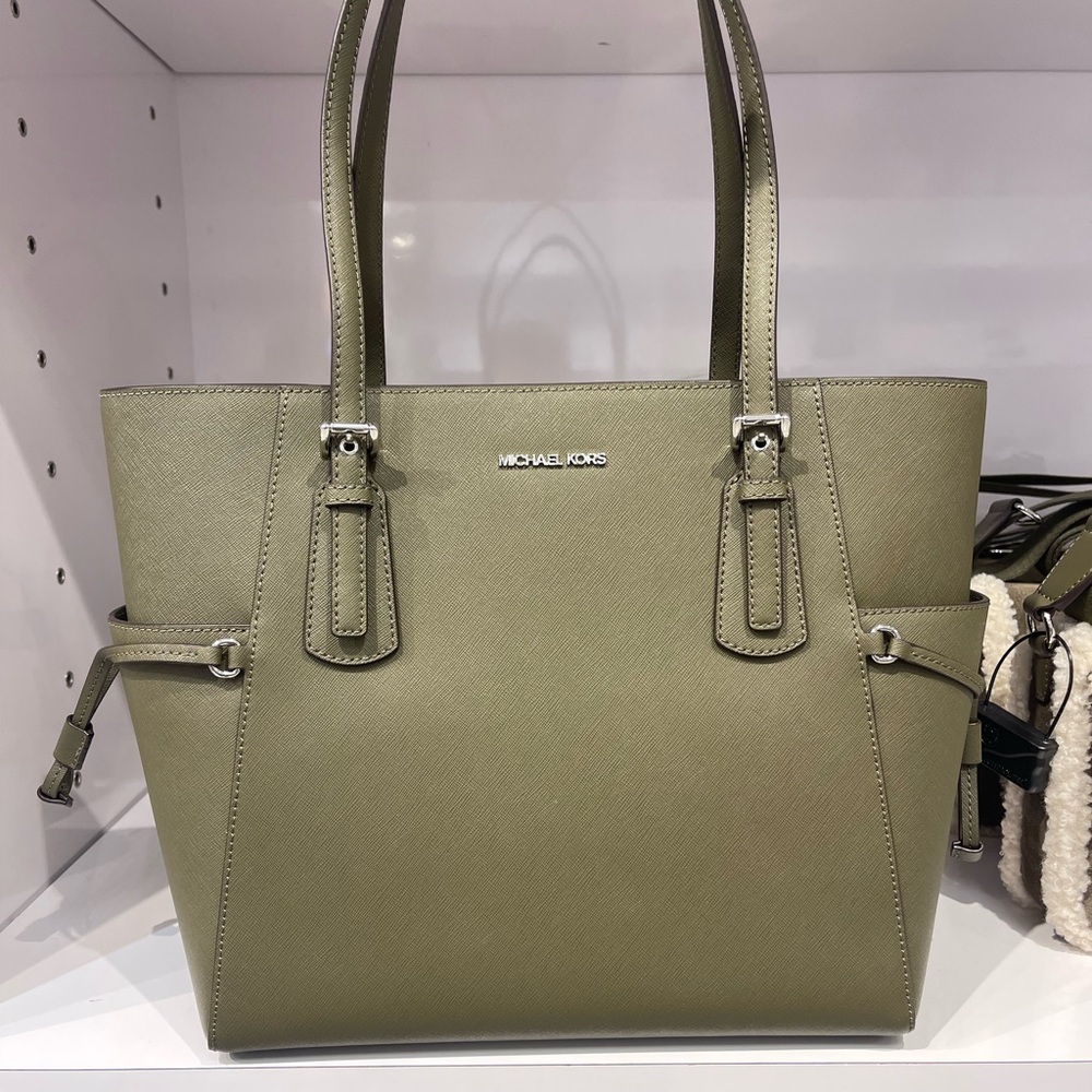 MICHAEL KORS Voyager Large Saffiano Leather EW Tote Shoulder Bag
Olive
NWT - Picture 1 of 16